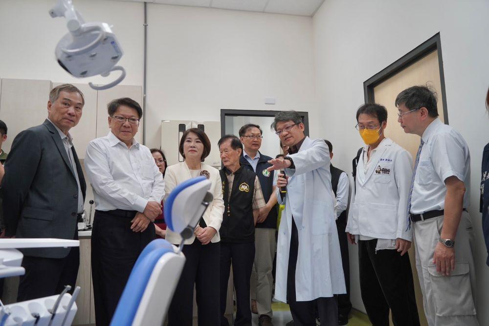  牙醫師公會與川其開發建設有限公司捐贈牙科醫療設備及巡迴醫療車，提升偏鄉居民的口腔健康服務。 圖:屏東縣政府提供 