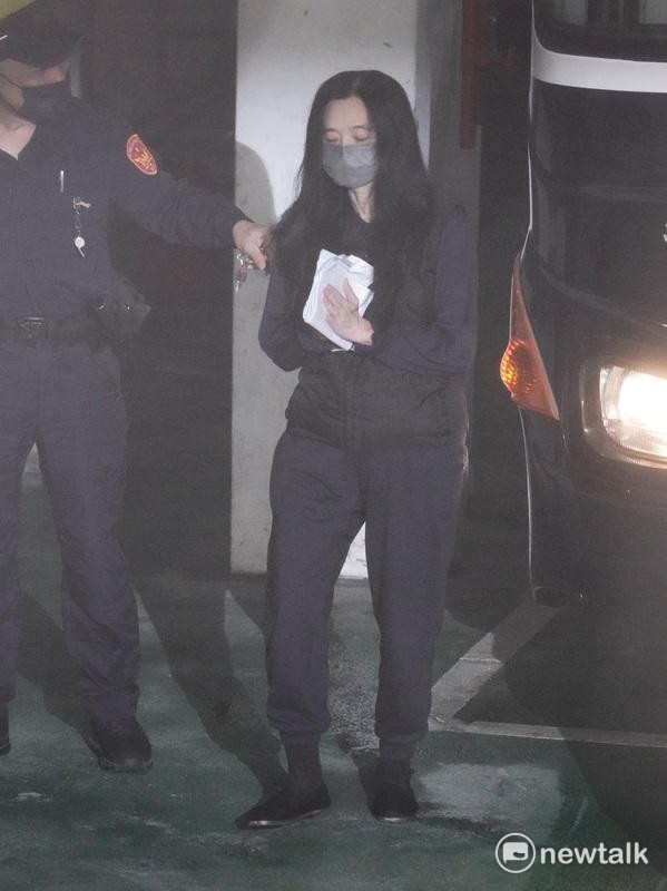 在押的台北市議員應曉薇到台北地方法院出庭。   圖：張良一 / 攝