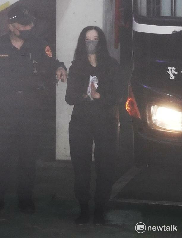 在押的台北市議員應曉薇到台北地方法院出庭。   圖：張良一 / 攝