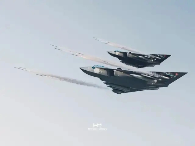  這是中國空軍在參考了進口的蘇/俄S-8型80毫米航空火箭彈基礎上推出的產品。 圖：截自騰訊/軍武次位面