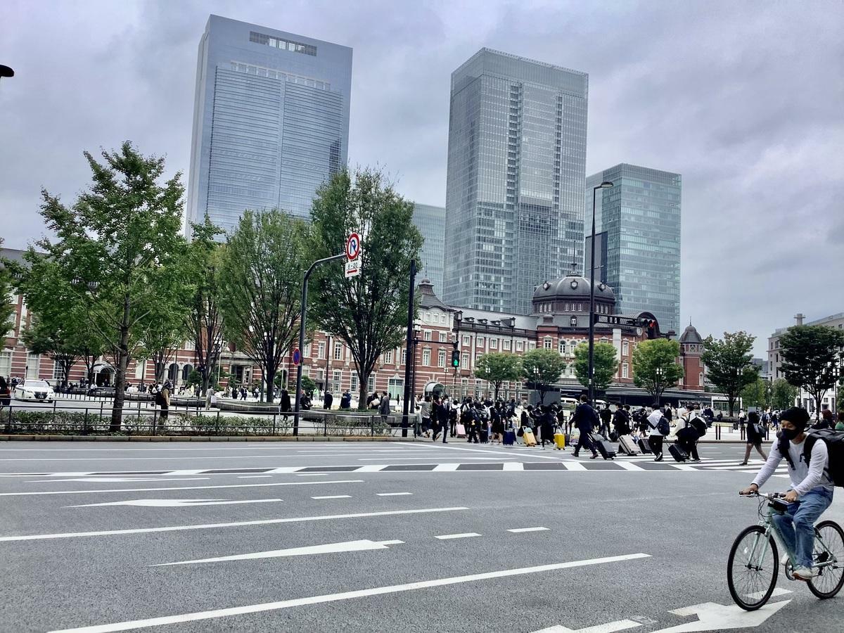  ▲每天東京街頭或車站附近都可以看到大批拉著行李箱的外國客。 圖：劉黎兒／攝 