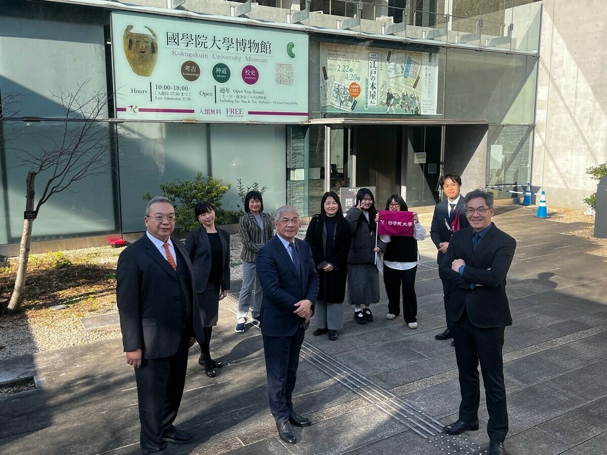  世新大學交換生圖傳系柯詠心與英語系陳祐萱帶領師長參訪校內博物館，也分享學習生活，展現實質交流學習意義。 圖:世新大學提供 