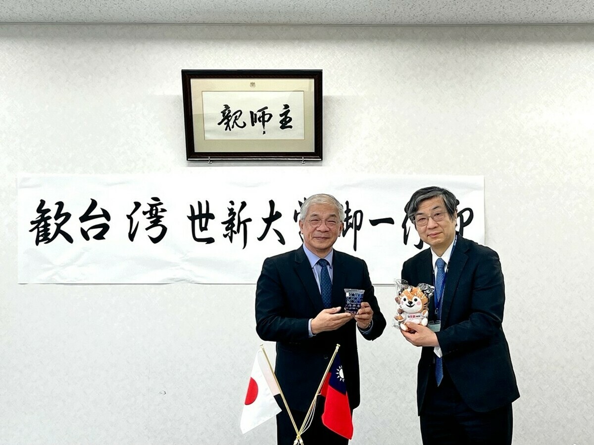  目白大學校長太原孝英致贈校內合作工藝品表示情誼。 圖:世新大學提供 