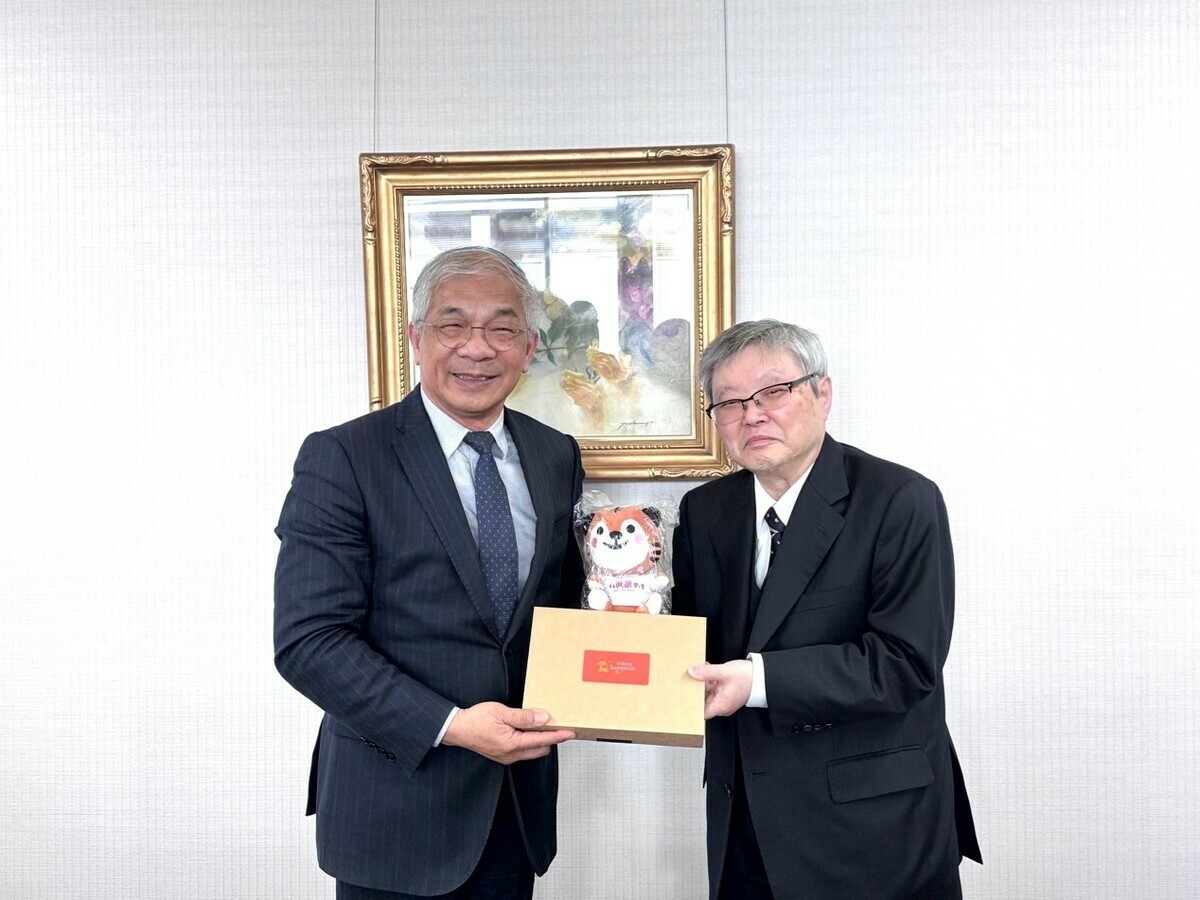  世新大學校長陳清河致贈本校紀念品與台灣伴手禮予國學院大學校長針本正行，期許未來更多交流計畫。 圖:世新大學提供 