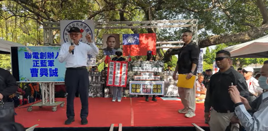  曹興誠怒斥，「這些人根本就是詐騙，成天欺騙選民說要交流、促進和平，結果卻是出賣中華民國！」 圖：擷自陳柏源（閩南狼）的youtube直播頻道 