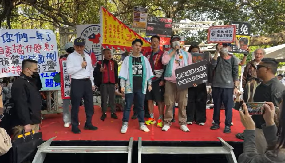  八炯更直言，兩岸人民現在唯一該做的事情就是滅共，因為只要中共垮台，台灣的統戰問題、陸配歧視問題、甚至國內各種統戰滲透問題，都將迎刃而解。 圖：擷自陳柏源（閩南狼）的youtube直播頻道 