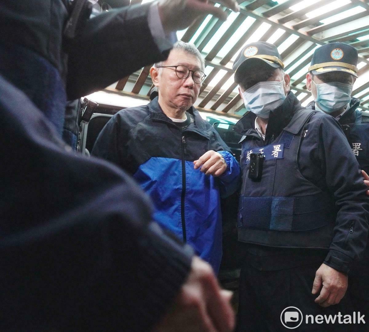 前台北市長柯文哲在法警的重重介護下抵達新竹殯儀館其父親柯承發靈前。   圖：張良一/攝