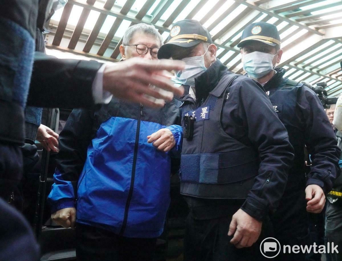 前台北市長柯文哲在法警的重重介護下抵達新竹殯儀館其父親柯承發靈前。   圖：張良一/攝