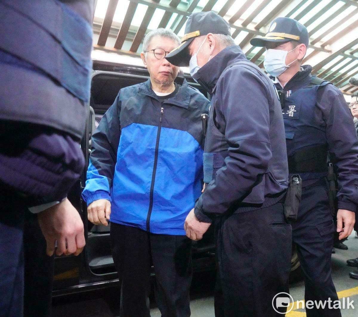 前台北市長柯文哲在法警的重重介護下抵達新竹殯儀館其父親柯承發靈前。   圖：張良一/攝