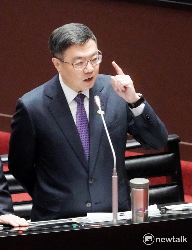 行政院長卓榮泰列席立法院全院委員會總預算案覆議案審查會時，和質詢的國民黨立院黨團總召傅崐萁針鋒相對。   圖：張良一/攝