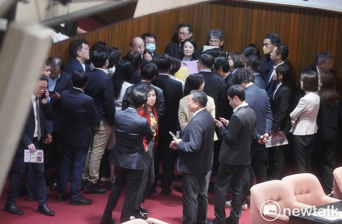 立法院院會下午針對總預算案及財劃法覆議案進行投票，民進黨團在投票前在議場後方開會。   圖：張良一/攝