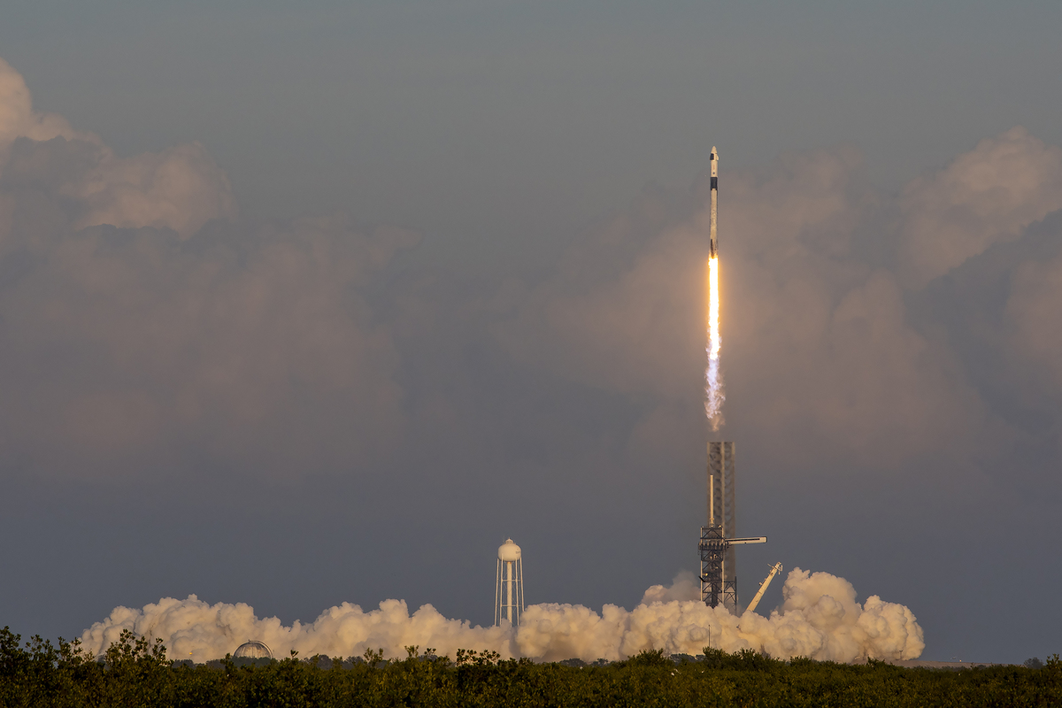 ▲SpaceX 的獵鷹9號（Falcon 9）火箭於美東時間晚間7時03分從佛州 NASA 甘迺迪太空中心發射升空，正式展開例行的太空人輪替計畫 圖：擷自X帳號@SpaceX