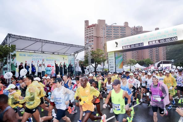  「2025新北市萬金石馬拉松」今（16）日於萬里翡翠灣盛大開跑，吸引來自31個國家、374 名外籍跑者，總計 1 萬 1,000 名選手齊聚北海岸挑戰自我。 圖:擷自侯友宜臉書 