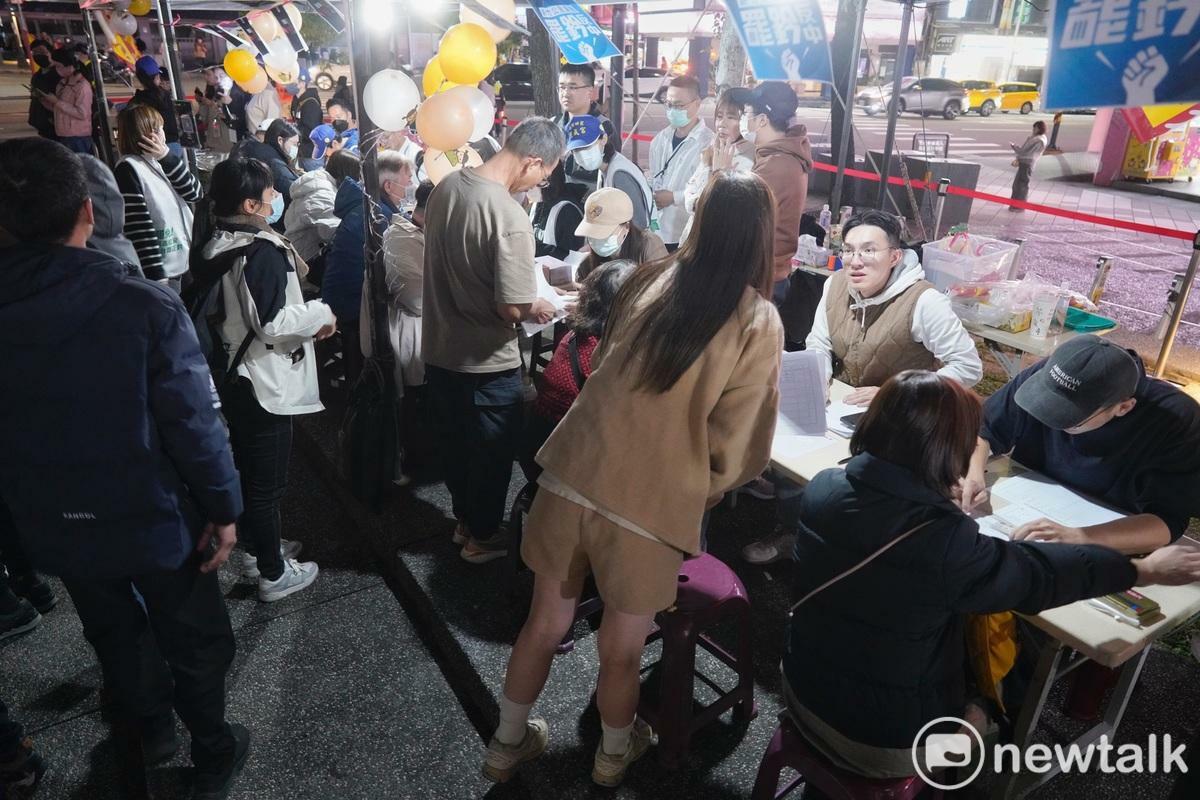 新竹地區4大罷免公民團體21日晚間在新竹火車站站前廣場舉行「新竹人，你罷了嗎？」罷免大會師。   圖：張良一/攝