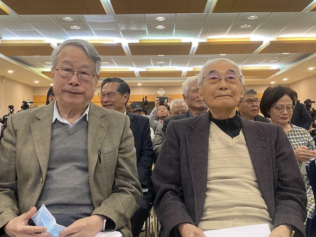 罷免團體花蓮微光、台灣勵志協會、反共護台志工聯盟等今日在台大校友會館發起「罷傅愛花蓮、反共護台灣」 記者招待會，出席者中央研究院院士廖運範(右)、中央研究院院士林明璋   圖：林朝億/攝