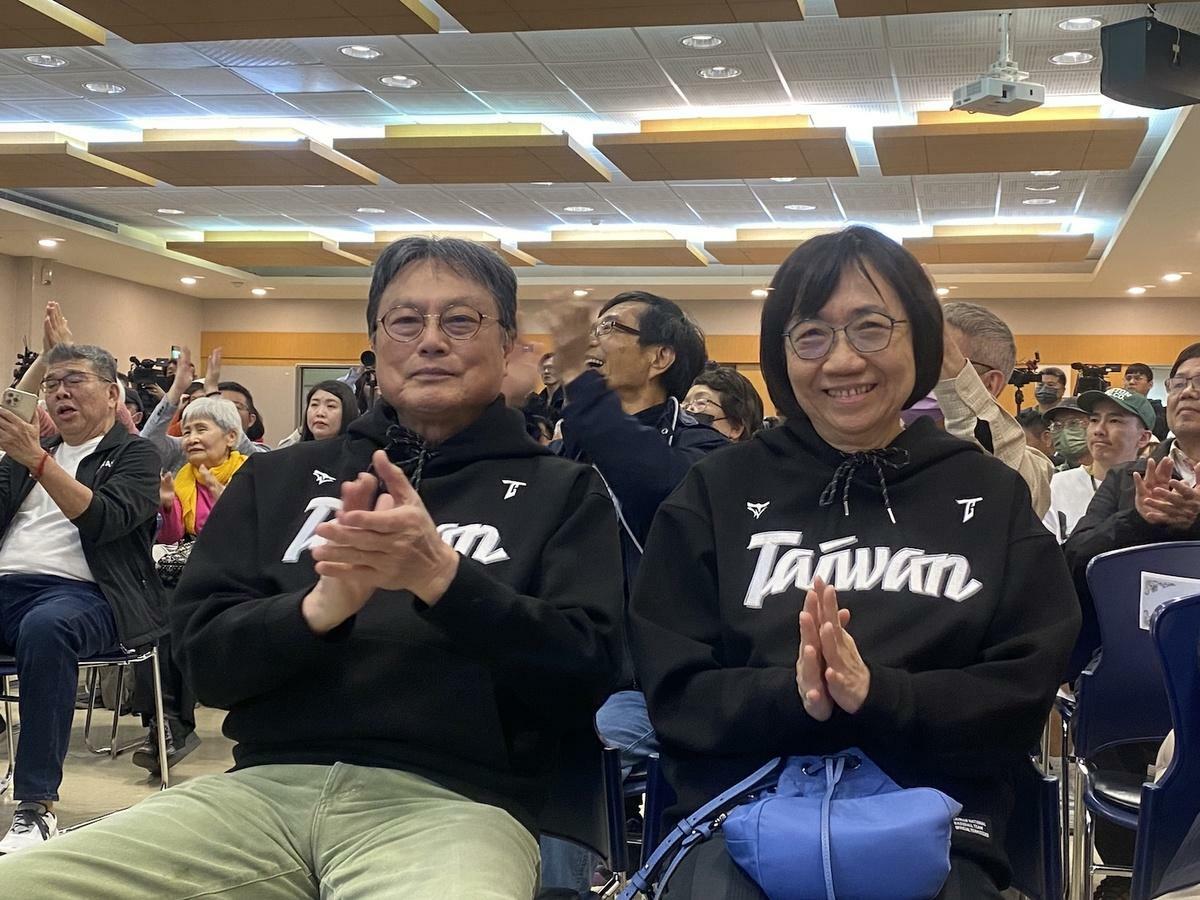 罷免團體花蓮微光、台灣勵志協會、反共護台志工聯盟等今日在台大校友會館發起「罷傅愛花蓮、反共護台灣」 記者招待會，出席者企業家洪三雄及陳玲玉夫婦   圖：林朝億/攝