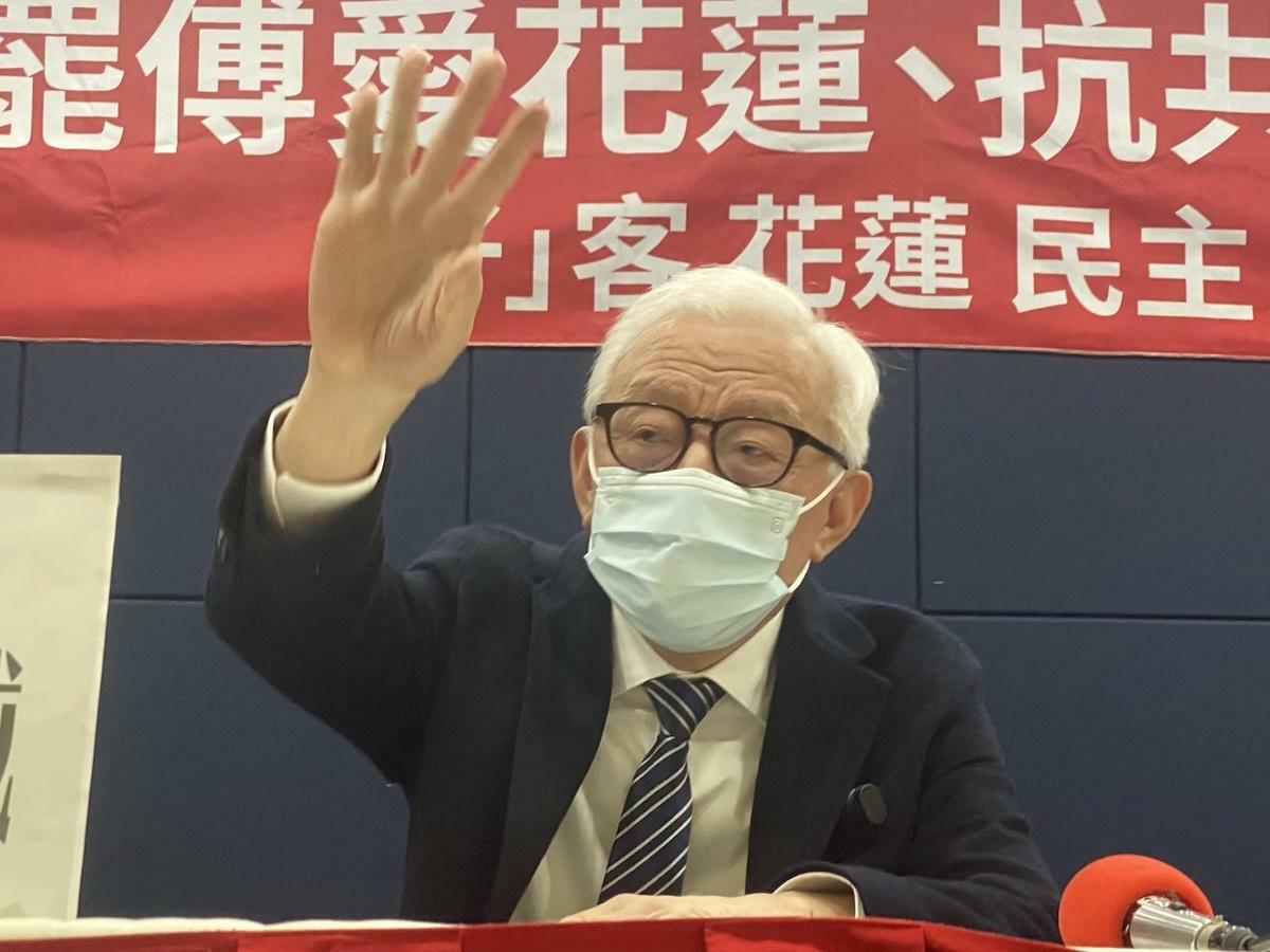 罷免團體花蓮微光、台灣勵志協會、反共護台志工聯盟等今日在台大校友會館發起「罷傅愛花蓮、反共護台灣」 記者招待會，出席者聯電創辦人曹興誠   圖：林朝億/攝