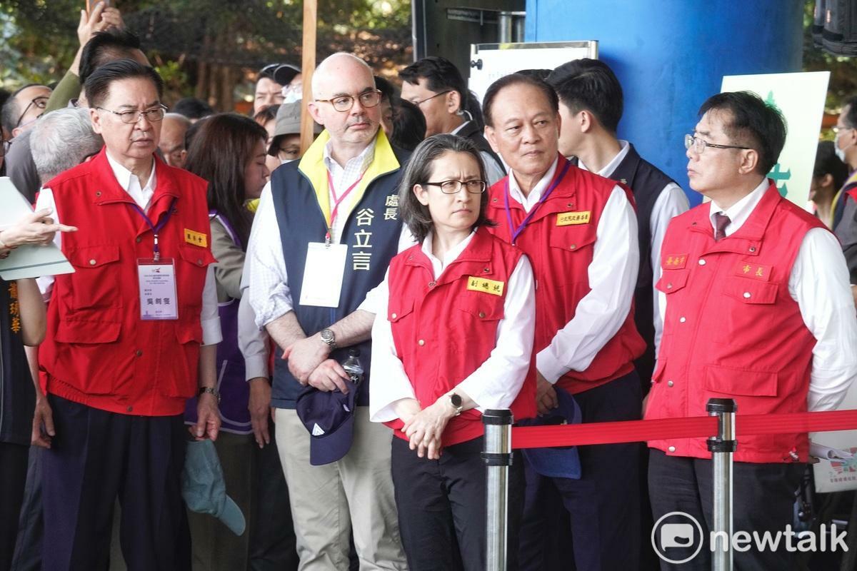 副總統蕭美琴今（27）天上午在國安會秘書長吳釗燮、台南市長黃偉哲等人的陪同下，到台南視察「2025全社會防衛韌性委員會實地演練」，美國在台協會台北辦事處處長谷立言等駐台代表也到場觀摩。   圖：張良一/攝