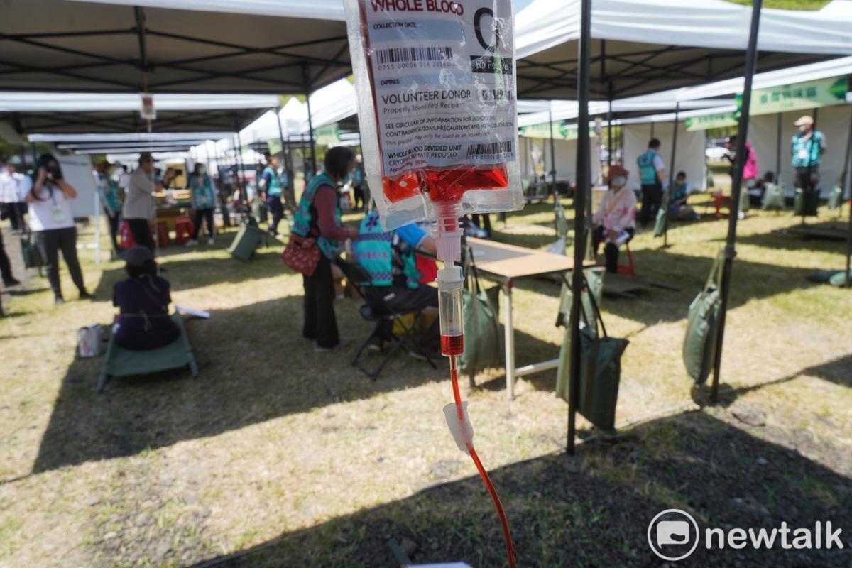 「2025 全社會防衛韌性委員會實地演練」今（27）日在台南舉行，演練安平港旅客服務中心因不明因素發生爆炸，現場傷亡人數約200名，台南市政府在育平郵局對面廣場成立擴充急救醫療場所演練檢傷及重傷處理。   圖：張良一/攝