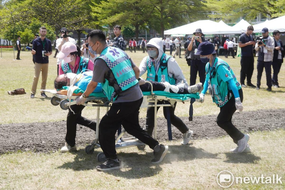 「2025 全社會防衛韌性委員會實地演練」今（27）日在台南舉行，演練安平港旅客服務中心因不明因素發生爆炸，現場傷亡人數約200名，台南市政府在育平郵局對面廣場成立擴充急救醫療場所演練檢傷及重傷處理。   圖：張良一/攝