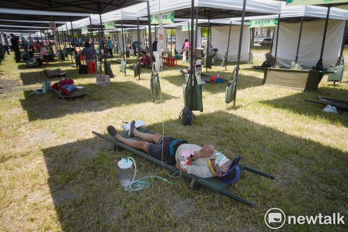 「2025 全社會防衛韌性委員會實地演練」今（27）日在台南舉行，演練安平港旅客服務中心因不明因素發生爆炸，現場傷亡人數約200名，台南市政府在育平郵局對面廣場成立擴充急救醫療場所演練檢傷及重傷處理。   圖：張良一/攝