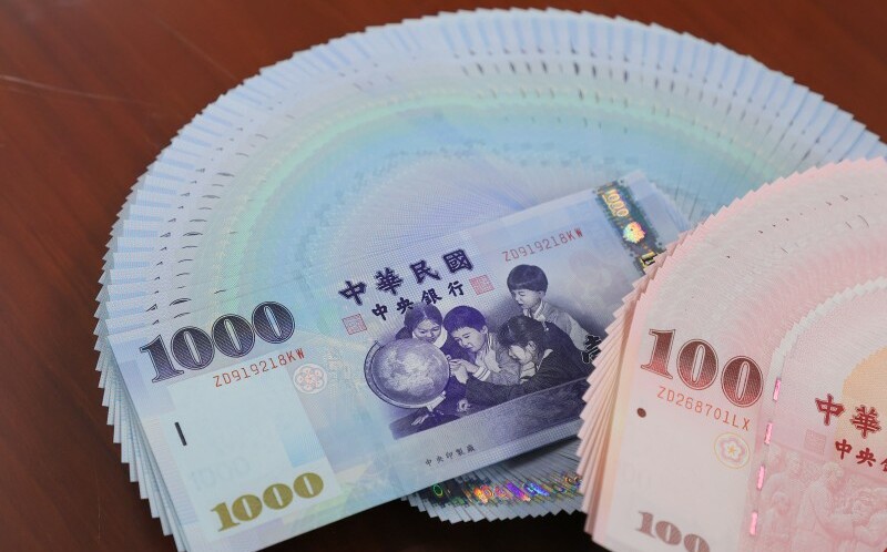 平均月薪5.2萬有感嗎?其實7成上班族領不到 金融、資通訊業「薪情」最好