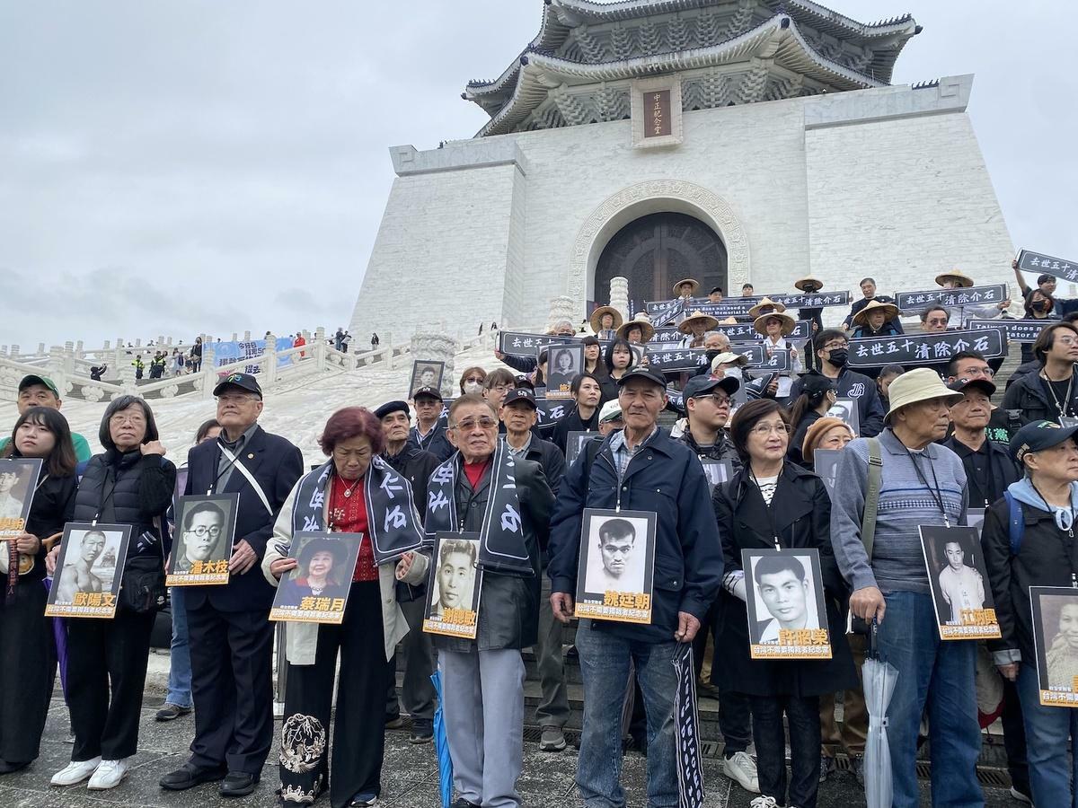 多個民間團體在前總統蔣介石過世50週年發起「台灣不需要獨裁者紀念堂」活動,要求關閉堂體,去除威權象徵。 圖:林朝億/攝