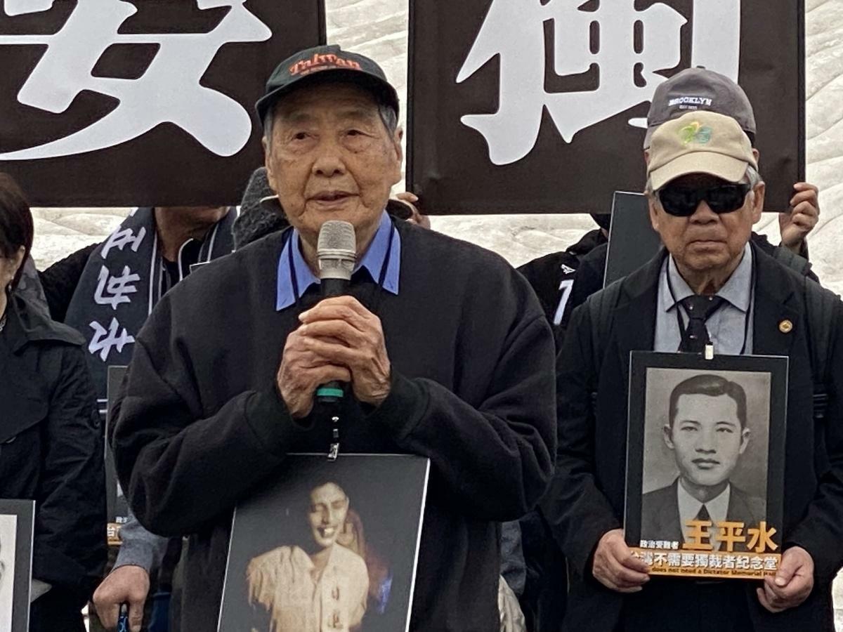 多個民間團體在前總統蔣介石過世50週年發起「台灣不需要獨裁者紀念堂」活動,要求關閉堂體,去除威權象徵。圖為政治受難者張則周發言 圖:林朝億/攝