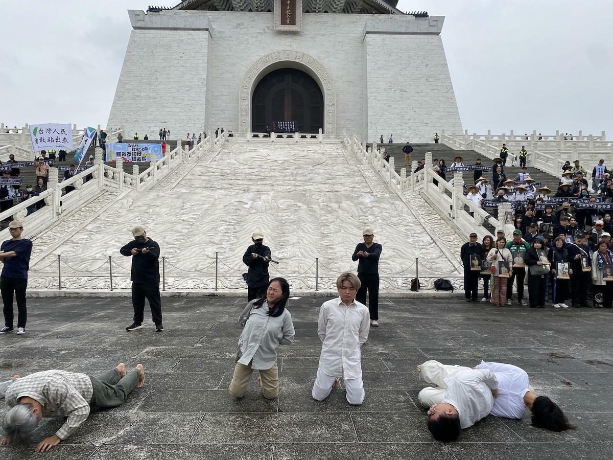 多個民間團體在前總統蔣介石過世50週年發起「台灣不需要獨裁者紀念堂」活動,要求關閉堂體,去除威權象徵。圖為行動劇,象徵軍隊屠殺人民 圖:林朝億/攝