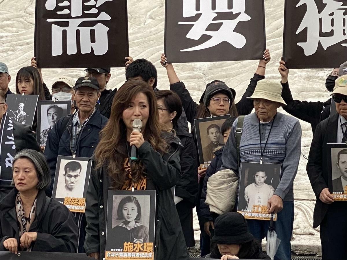 多個民間團體在前總統蔣介石過世50週年發起「台灣不需要獨裁者紀念堂」活動,要求關閉堂體,去除威權象徵。圖為辜寬敏基金會董事長王美琇 圖:林朝億/攝