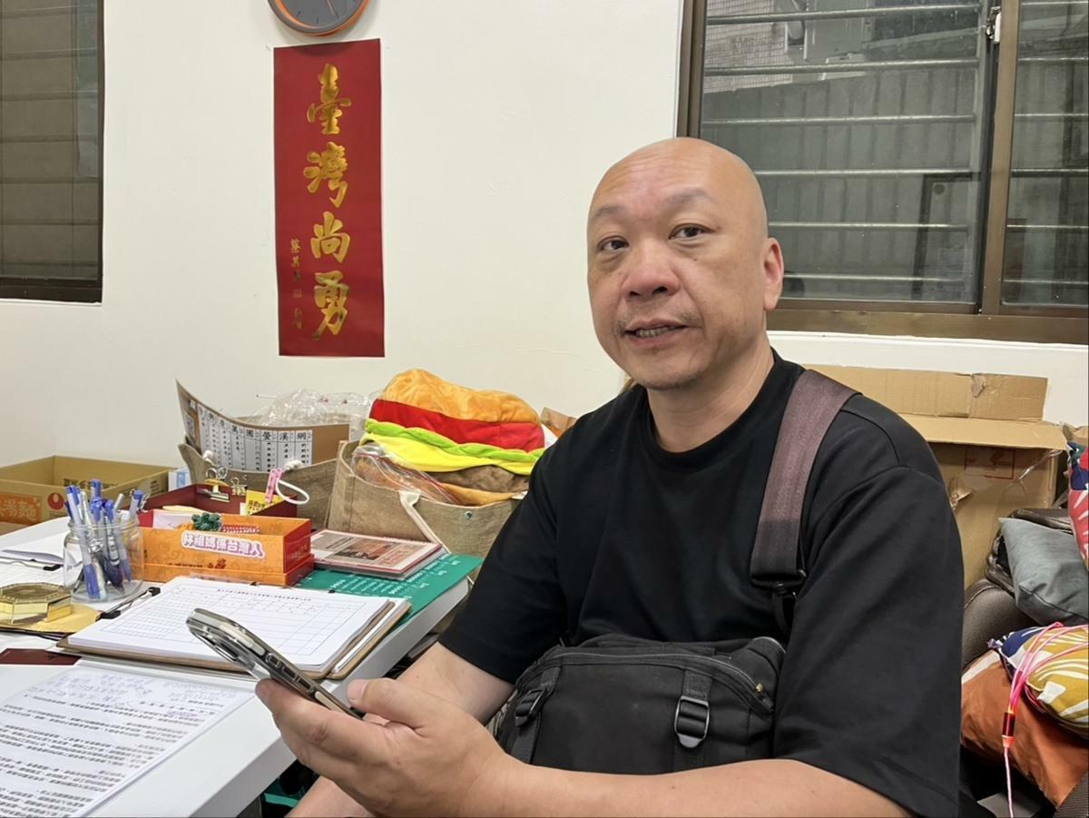  文山退葆發起人林老師認為，賴士葆想以「冷戰」度過罷免潮，但立院同仁都在天柴火。 圖：金大鈞/攝 