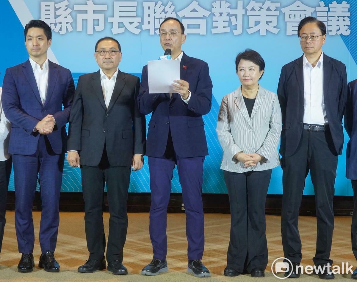 國民黨主席朱立倫和台北市長蔣萬安等多位縣市首長召開縣市長聯合對策會議，並在會後舉行記者會，提出因應美國提高關稅的對策。   圖：張良一/攝