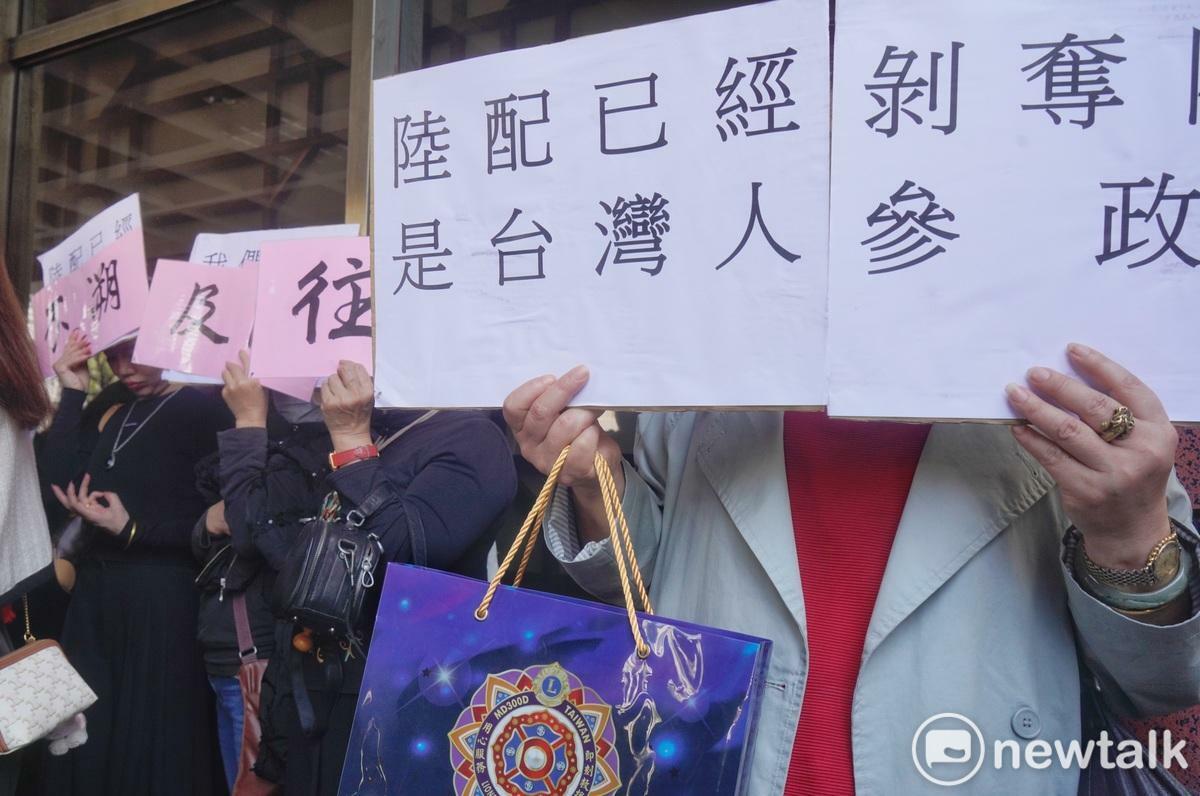  不少中配前往聲援史雪燕，並高舉「陸配已是台灣人」等標語。 圖：張良一/攝 