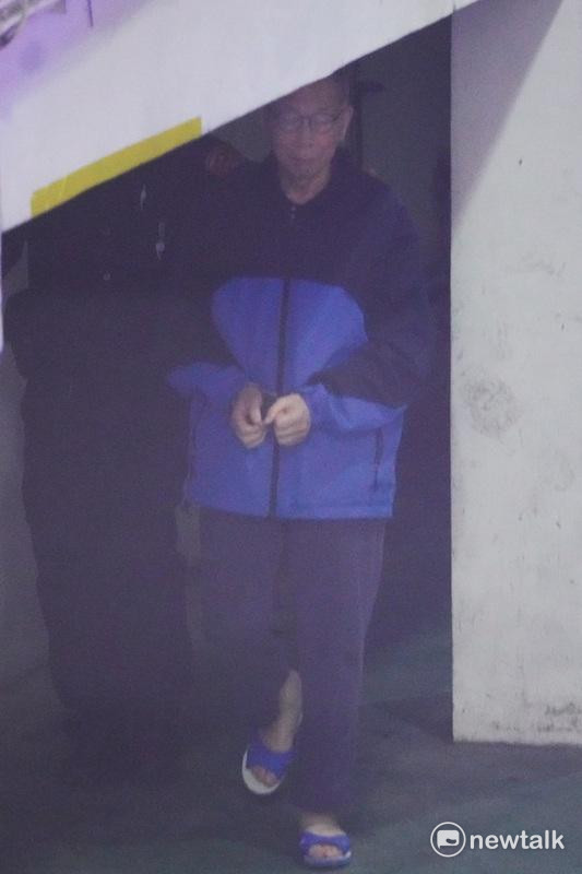 前台北市長柯文哲被囚車送往台北地方法院出庭。   圖：張良一 / 攝