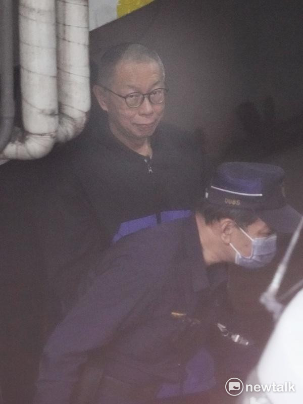 前台北市長柯文哲到台北地方法院出庭後，在法警介護下還押台北看守所。   圖：張良一/攝