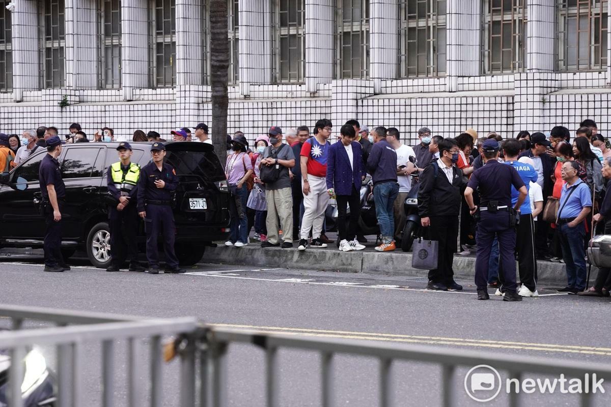 國民黨主席朱立倫號召黨公職人員到台北地檢署前抗議,入夜前已有不少國民黨支持者在北檢外集結。 圖:張良一/攝