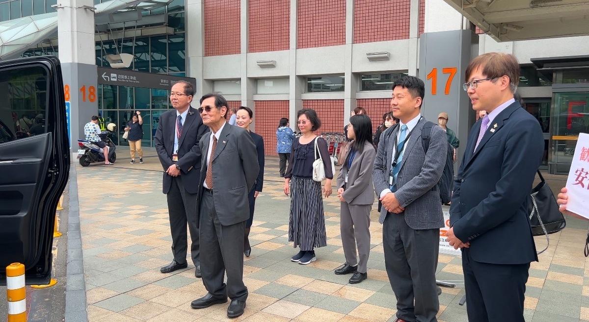 台獨聯盟主席陳南天、台灣基進主席王興煥及其夫人黎慕嫻等一行人，到松山機場迎接安倍昭惠女士（前日本首相安倍晉三夫人）與王明理女士（王育德千金），並由王興煥夫人獻花表達歡迎之意。安倍昭惠此行是應邀參加「第 13 屆海內外台灣國是會議」，針對「台灣無事、即是日本無事」進行主題演講。   圖：台灣基進提供