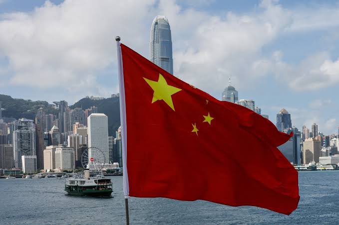  新網站稱，武漢病毒研究所的研究員早在 2019 年秋天就出現了類似新冠的症狀，暗示病毒在傳入野生動物市場前，可能就已從實驗室內部擴散。​ 圖：擷自X帳號@TrumpBarron__ 