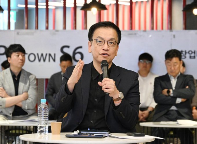 崔相穆日前在國會中明確表示，南韓不會「急於」與美方進行正式關稅談判，強調會審慎處理攸關國家產業與貿易政策的核心問題。 圖:擷自X帳號@chosunnews 