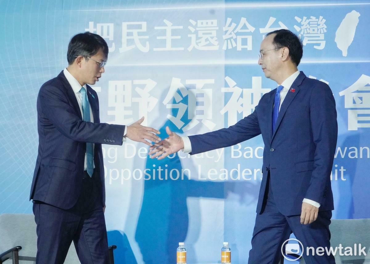 國民黨主席朱立倫、民眾黨主席黃國昌在「把民主還給台灣 在野領袖峰會」握手。   圖：張良一/攝