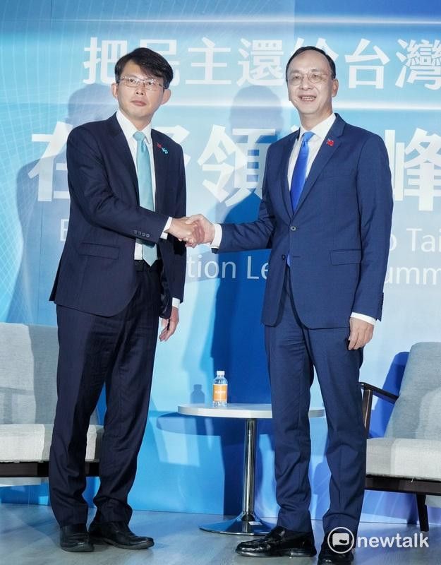 國民黨主席朱立倫、民眾黨主席黃國昌在「把民主還給台灣 在野領袖峰會」握手。 圖:張良一/攝