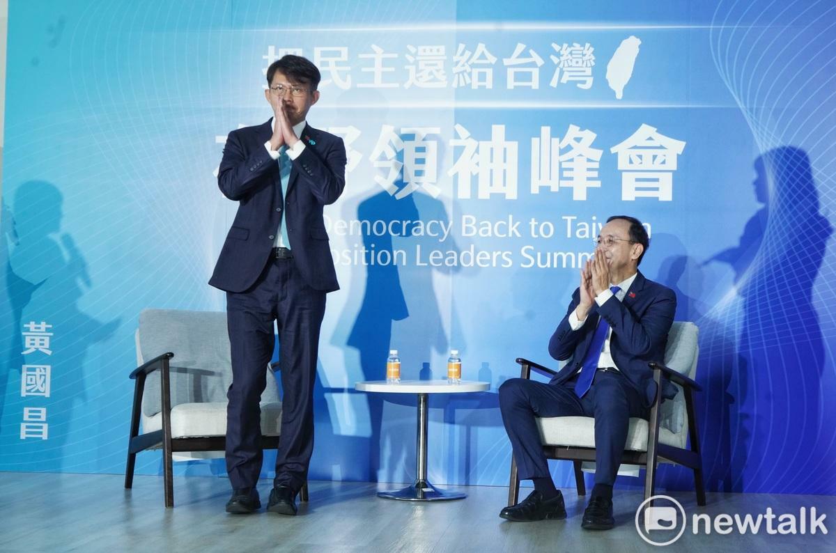 民眾黨主席黃國昌在「把民主還給台灣 在野領袖峰會」雙手合十向媒體致意，國民黨主席朱立倫則是鼓掌回應。   圖：張良一／攝