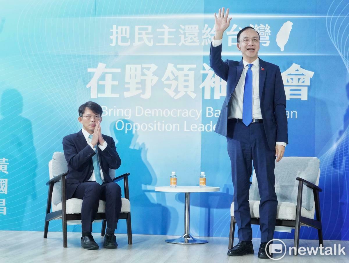 國民黨主席朱立倫在「把民主還給台灣 在野領袖峰會」揮手向媒體致意，民眾黨主席黃國昌則鼓掌致意。   圖：張良一/攝