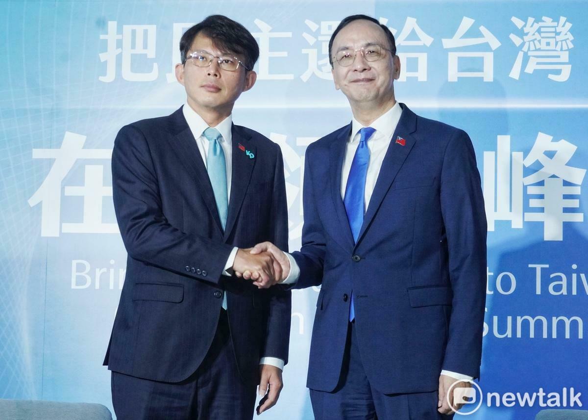 國民黨主席朱立倫（右）、民眾黨主席黃國昌（左）在「把民主還給台灣 在野領袖峰會」合影。   圖：張良一/攝