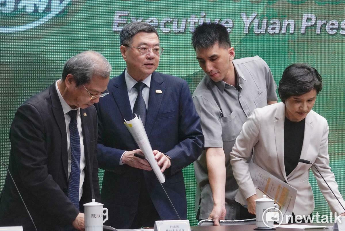 行政院院會今（24）日通過「因應國際情勢強化經濟社會及國土安全韌性特別條例」草案， 行政院長卓榮泰在副院長鄭麗君、秘書長龔明鑫等人的陪同下舉行記者會。   圖：張良一/攝