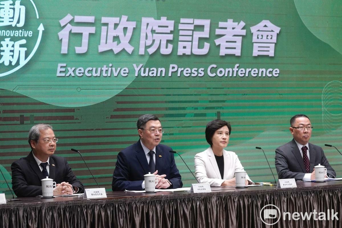  行政院院會今（24）日通過「因應國際情勢強化經濟社會及國土安全韌性特別條例」草案， 行政院長卓榮泰在副院長鄭麗君、秘書長龔明鑫等人的陪同下舉行記者會，希望立法院能儘速通過這項特別條例。   圖：張良一/攝