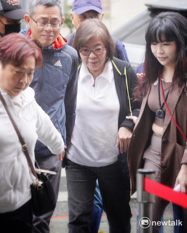 台北地檢署偵辦罷免立委不實提議書案抗告成功，北院今（25）早再開羈押庭。圖為國民黨台北市黨部主委黃呂錦茹到北院出庭。   圖：張良一 / 攝