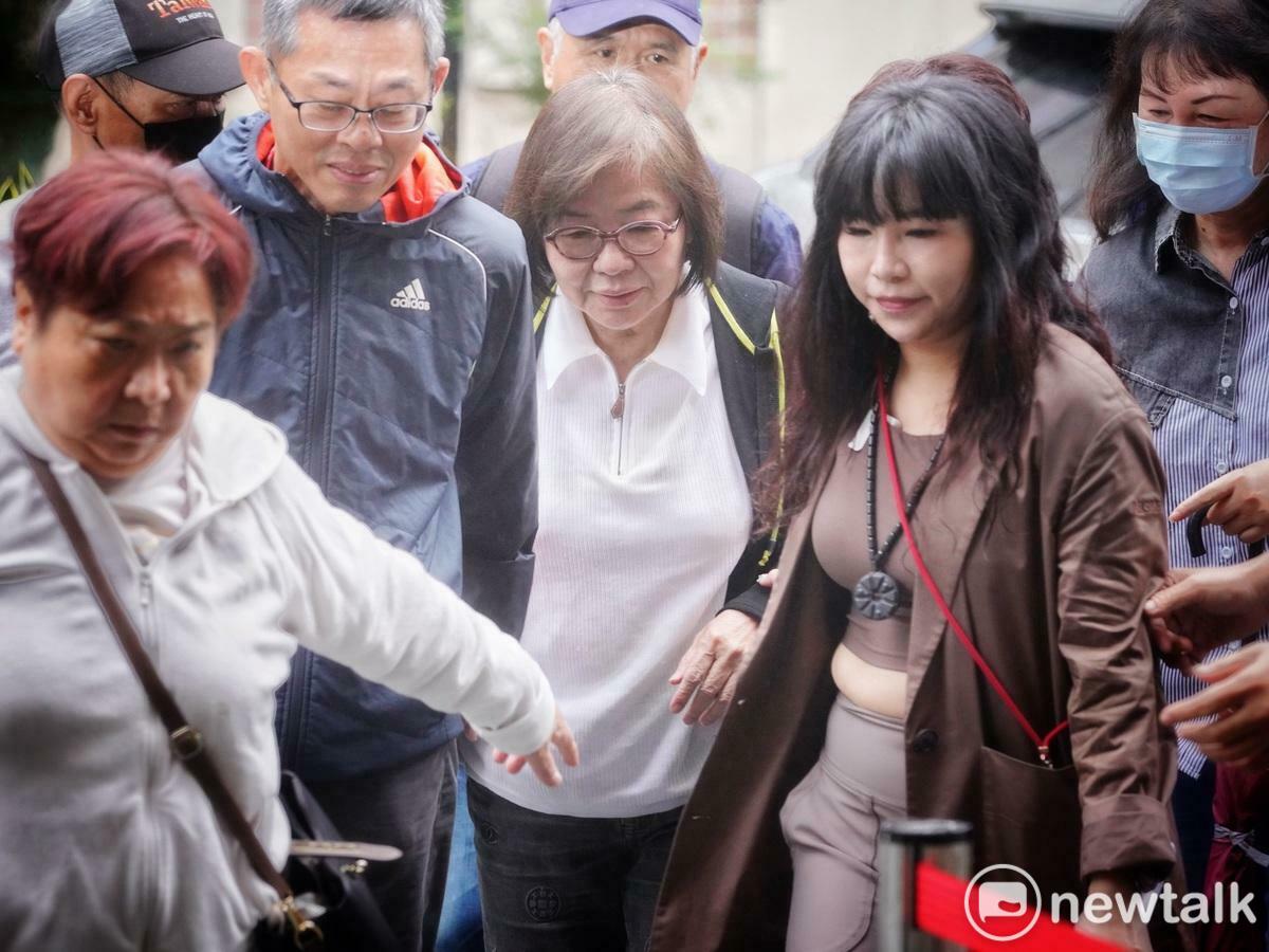 台北地檢署偵辦罷免立委不實提議書案抗告成功，北院今（25）早再開羈押庭。圖為國民黨台北市黨部主委黃呂錦茹到北院出庭。   圖：張良一/攝