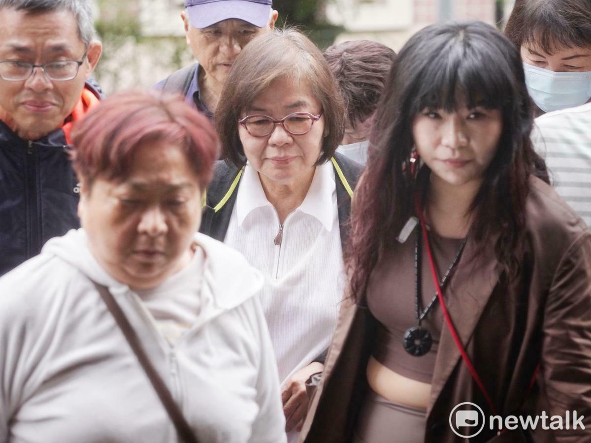 台北地檢署偵辦罷免立委不實提議書案抗告成功，北院今（25）早再開羈押庭。圖為國民黨台北市黨部主委黃呂錦茹到北院出庭。   圖：張良一 / 攝