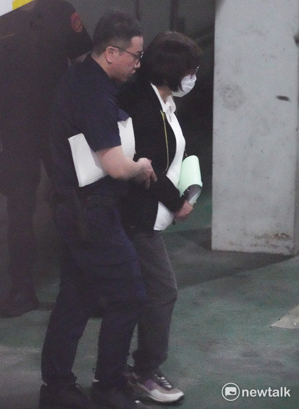 台北地院今再重開國民黨台北市黨部主委黃呂錦茹羈押庭，並裁定黃呂錦茹羈押禁見。圖為黃呂錦茹被法警送上囚車，押往台北看守所。   圖：張良一 / 攝